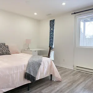  Guest house Cozy With Private Bath Near Don Mills Subway Canada