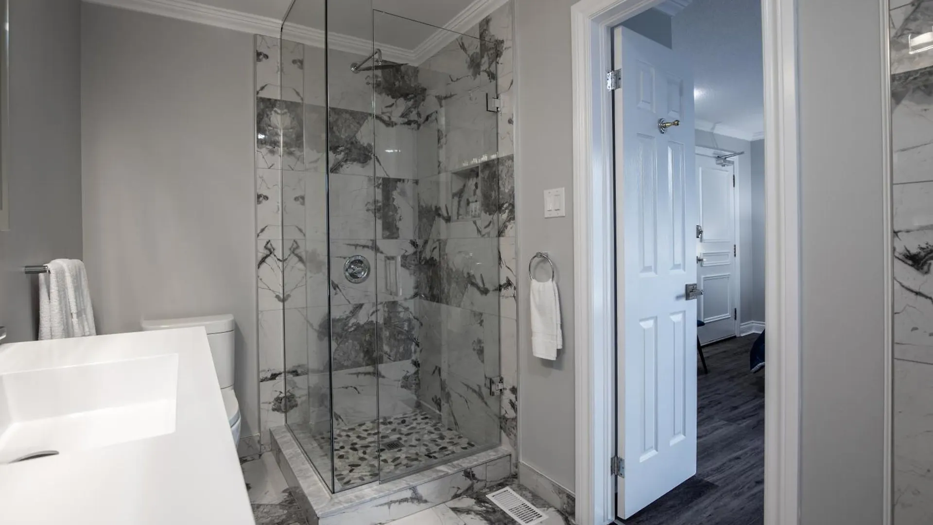 Herberg Niagara Luxury Suites